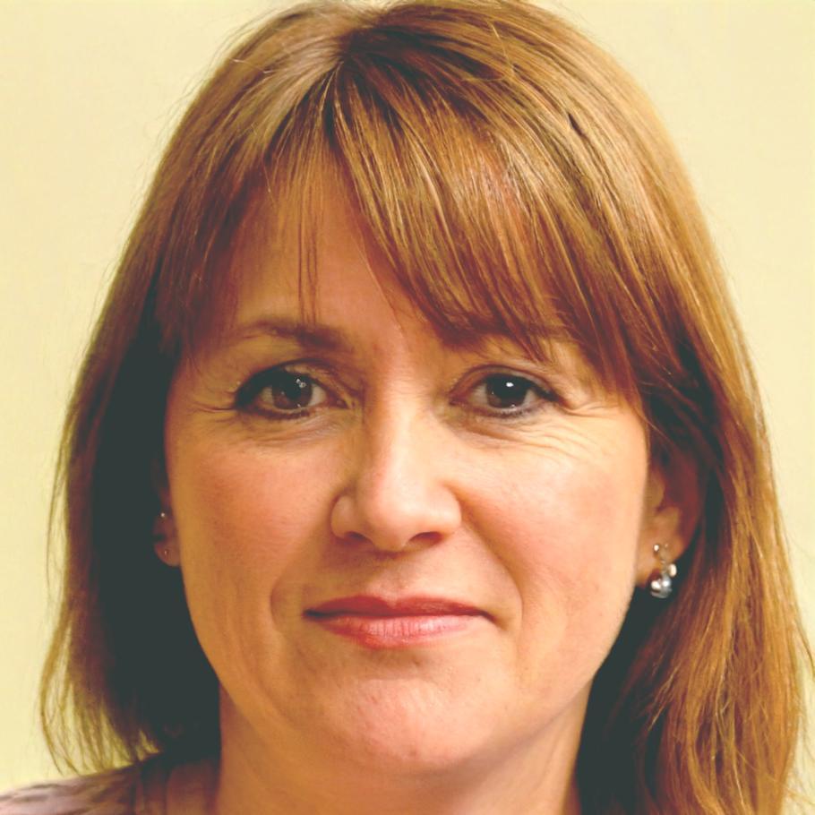 Apprenante travaillant activement sur ses finances